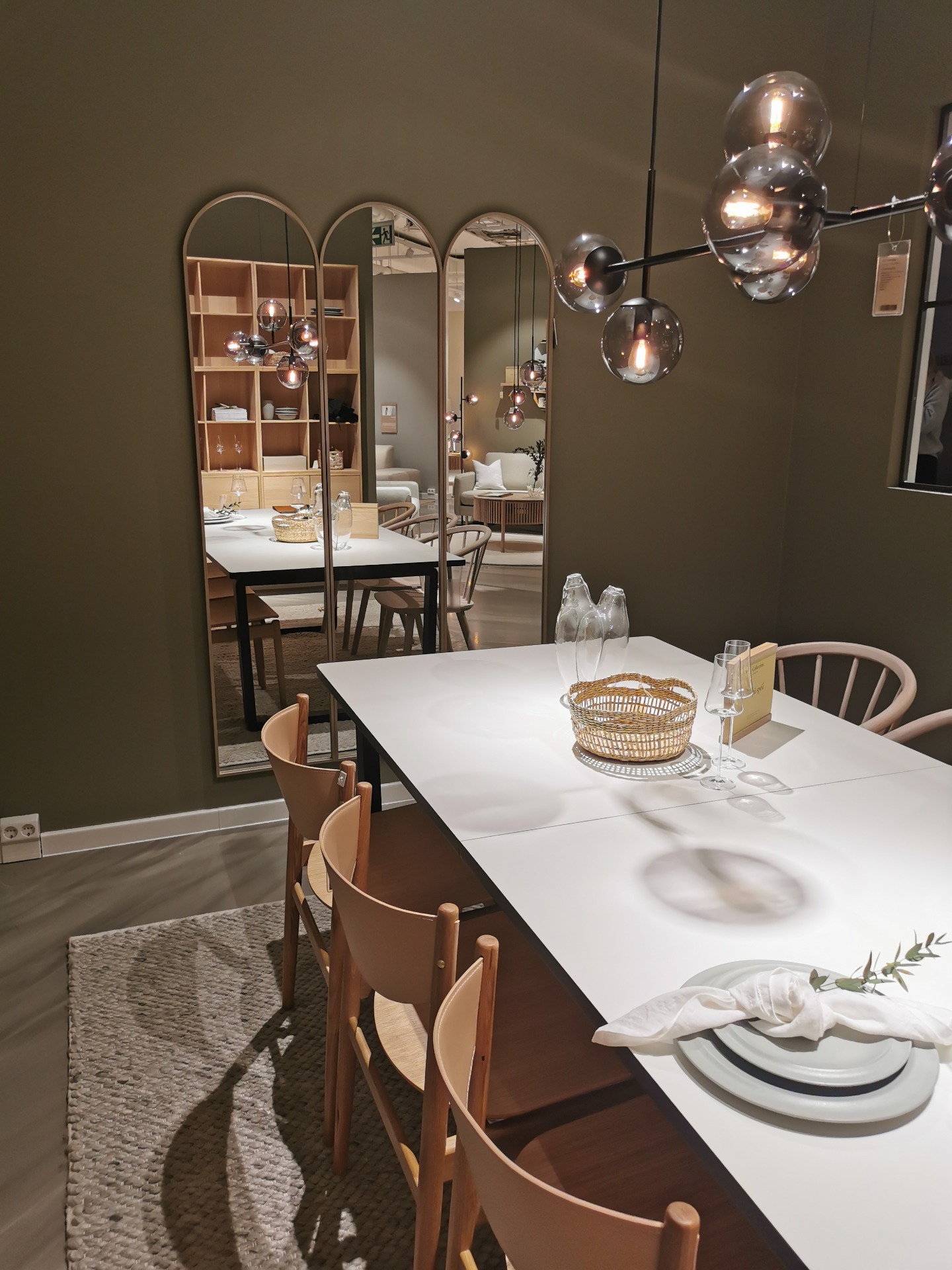 Simplicity and Functionality: Dining Tables and Chairs in Scandinavian Design