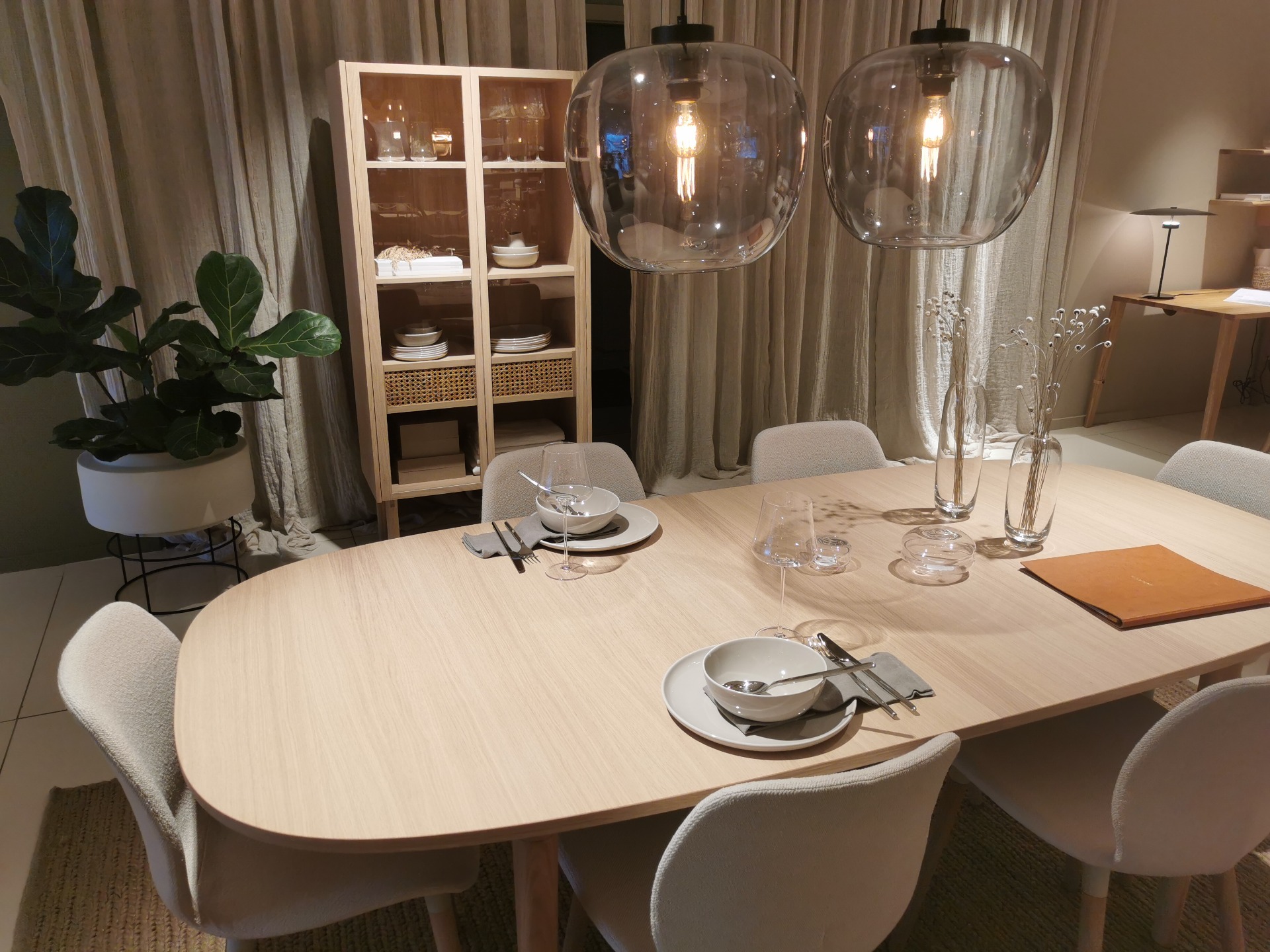 Simplicity and Functionality: Dining Tables and Chairs in Scandinavian Design